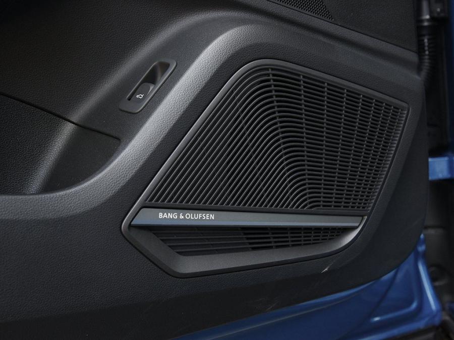 Детали интерьера Audi Q2 L 30 e-tron 2019 года  (CN) (фото 27 из 35)